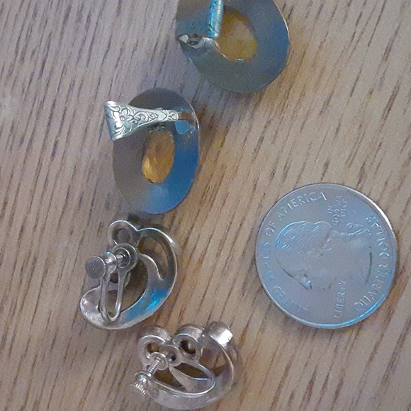 2 Pair Vintage Clip-on Earrings - Picture 3 of 6